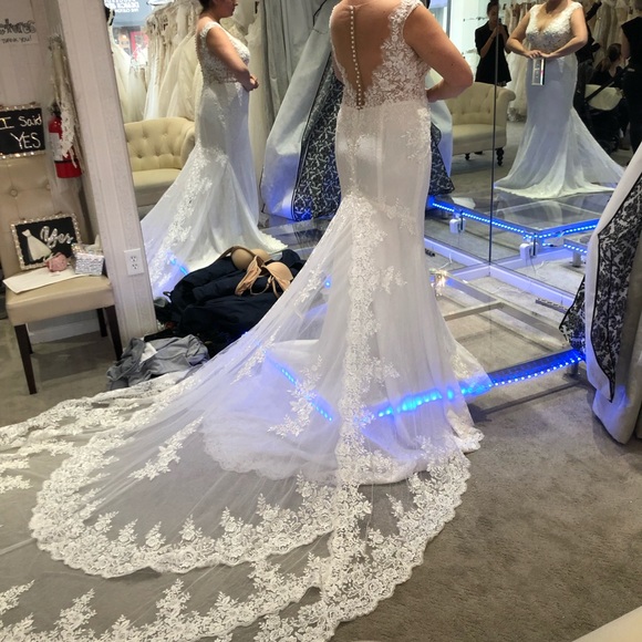 White Bridal Gown - Picture 1 of 8